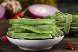 吵上热搜！火锅里咬起来嘎嘣脆的贡菜，到底是不是晒干的莴笋？图片