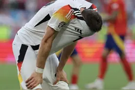 黄健翔再谈球员细节：哈弗茨带球重心高，穆西亚拉弓腰低头图片