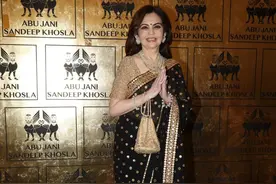 60岁印度首富夫人惊艳亮相，薄纱显曼妙腰肢，私人化妆师薪资曝光图片