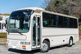 日野中巴车改装房车，10座6卧，U型沙发对卡座，适合商务接待图片