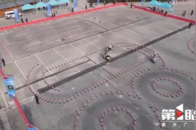 渝警骁骑大比武 花样车技秀翻全场图片