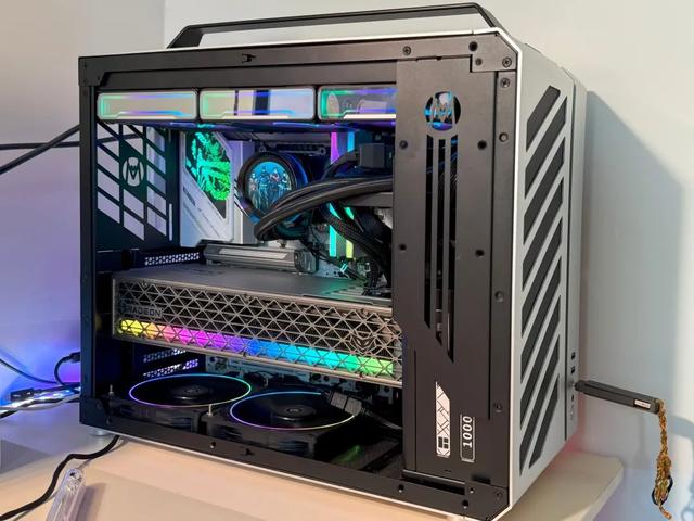 实用小机箱，便携还能装！机械大师C34Pro+Z890吹雪+9070XT装机