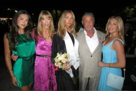 78岁史泰龙久违拍“全家福”，庆祝女儿毕业，支持特朗普波及事业图片