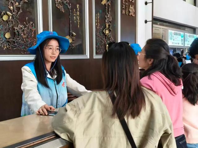 志愿者成云冈石窟景区亮丽风景线