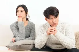 山东男子躲衣柜偷看老婆出轨5小时，惊讶的发现了老婆的另一面！图片