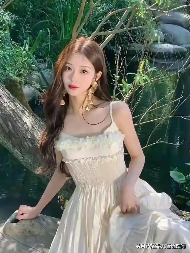 河南郑州一校花仙姿玉色，堪称上帝吻过的容颜，美得让人移不开眼