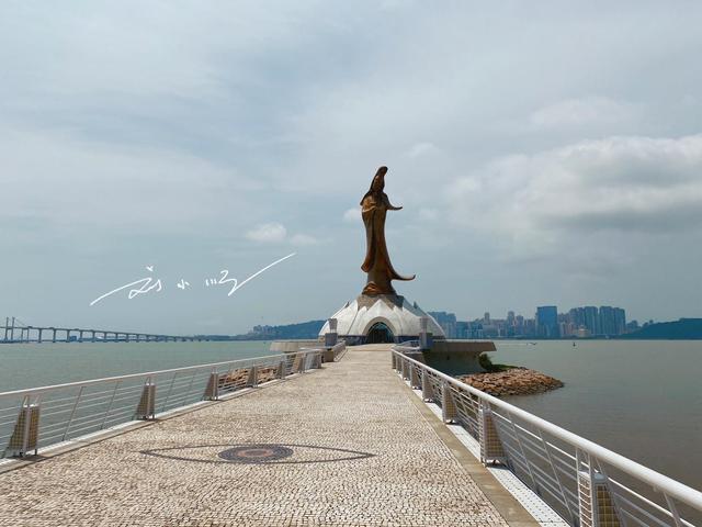 澳门海边竟然有一尊“观音像”，风格很特别，好多游客还不知道？