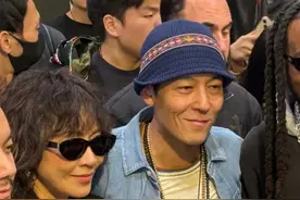 44岁陈冠希现身香港，颜值大回春，没有油腻感，终于不像赵本山了图片