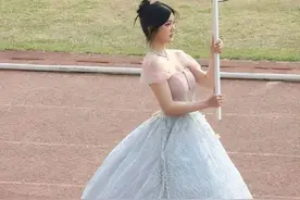 “又不会嫁给你”郑州大学举牌女生引发热议，网友化身正义嘴替图片