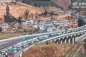 小团山隧道有追尾！这个服务区已饱和，临时关闭！图片