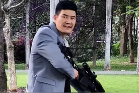 十年拍戏无人问，一朝“偷狗”天下知，被全网骂的嘎子现况如何？图片