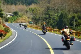 回答摩友提问：哪款踏板摩托车适合长途摩旅？图片