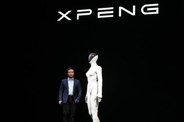 机器人过于逼真，小鹏创始人解开人形机器人拉链，证明它不是人类