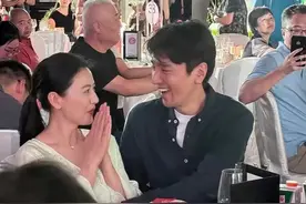 太高调！高圆圆为好友当证婚人，与赵又廷当众搂抱，眼神真宠溺图片