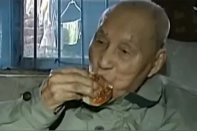 惊！湖南97岁老汉“返老还童”，黑发新牙齐上阵，专家：正常现象图片