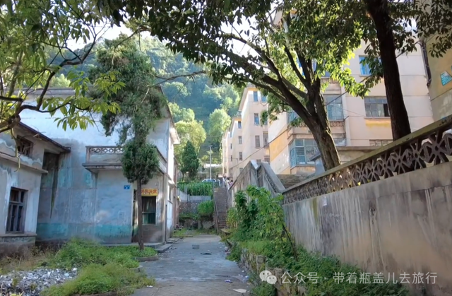 大山中破旧的三线厂，曾是贵州最大水泥厂，居然藏着一条时空隧道