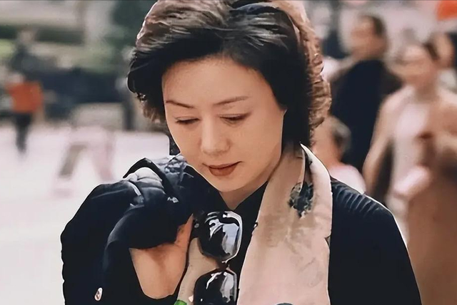 至今未婚未育，身边却有男人陪了近27年！59岁的她才是真人间清醒
