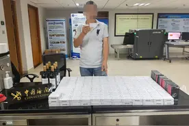 唇膏822支、粉底30盒！一司机超量携带化妆品800余件进境，被港珠澳大桥海关查获图片