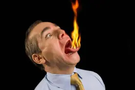 人老了，为啥嘴里总发臭？医生告诫：大多逃不过5大原因，别小瞧图片