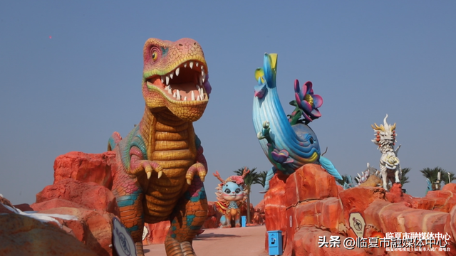 花仙藏河州韵，恐龙述亿年史！花开临夏不夜城景观，藏着独属于花都临夏的“精彩故事 文化浪漫”～