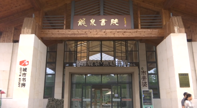 漫步桥上、泛舟湖中，在龙泉湖公园尽享绿水青山的惬意时光