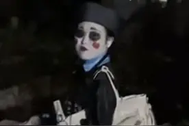 穿僵尸服半夜吓人，物业竟称只是娱乐，网友：这真的是玩笑吗？图片