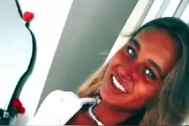 18岁白人女孩沉迷“美黑”，两年晒成“烧焦的薯片”，引网友热议图片