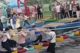 因自己孩子落水，女子狂摇水上浮桥扶绳吓坏游客？乐园：无人受伤图片