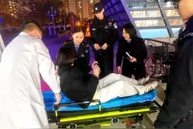 孕妇乘高铁途中腹痛，站车接力紧急救助！图片