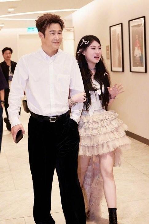 2025年大湾区晚会简直就是一张照妖镜，塑料歌手齐上阵，太搞笑了