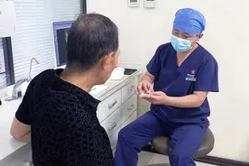 老人牙齿松动怎么办？可使用无挂钩固定图片