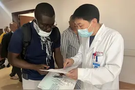 新生儿全身长满黑斑（胎记）！上海专家一年手术近200例，这些恶变“信号”需重视图片