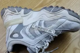 白鞋子脏了黄了别用水擦，教你一个清洗绝招，洗完跟新的一样洁白图片