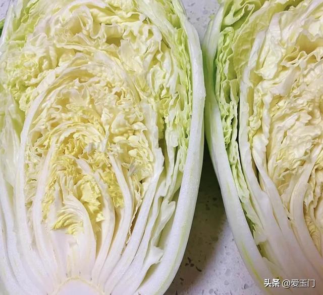 喷洒过甲醛的白菜，多数有3个特点	，提醒家人：别买错！