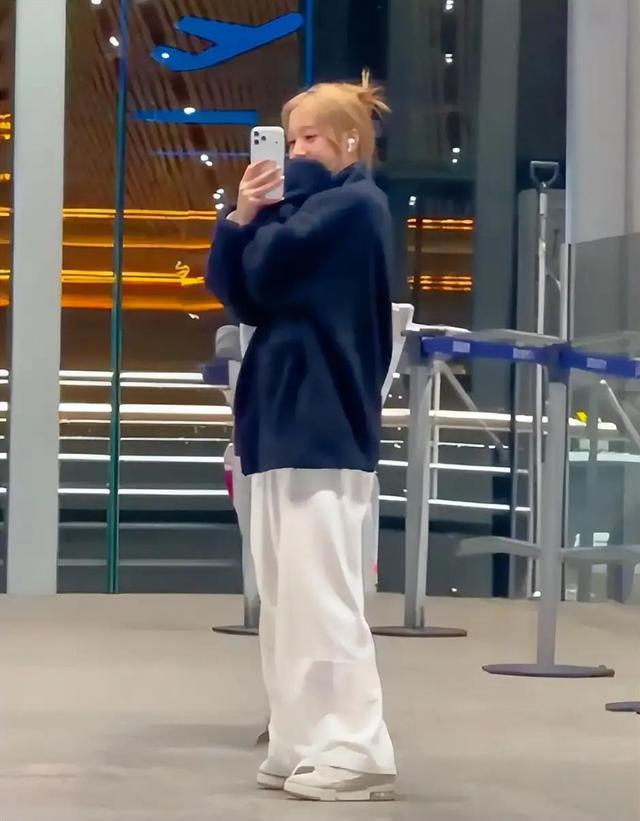 赵薇母女现身北京机场	，15岁女儿一头黄毛，穿搭比50岁妈妈还成熟