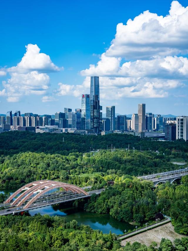 贵阳和昆明，哪个城市更适合夏天避暑？