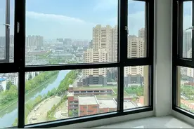 越来越多人阳台不封“断桥铝窗”了！现在流行这样做，通风又好看图片