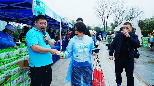 桂林：20000名徒步爱好者漫步美丽的桃花江畔！