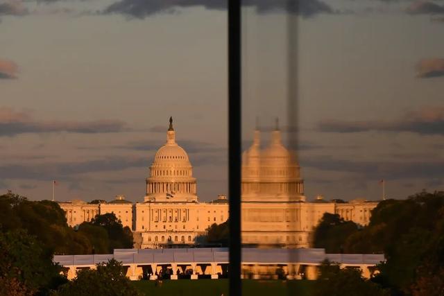 惨！美国政府关门36天破纪录，80万雇员无奈跑外卖，美股要崩了？