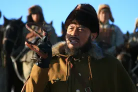 1950年解放军在甘肃摸进匪巢，女匪首笑脸相迎：同志，你们可来了图片