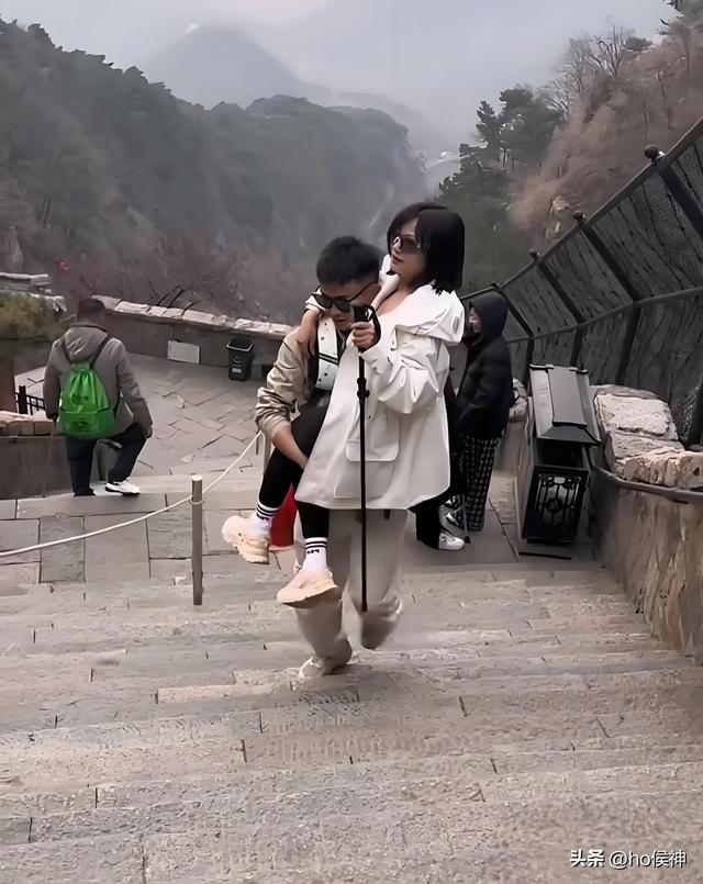 小伙靠陪爬泰山年入30万，提供情绪价值、抱客户上山引擦边争议