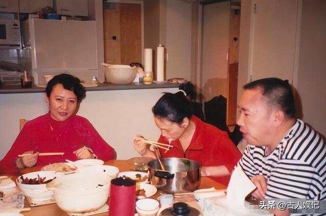 赖昌星妻子曾明娜现状，独居3000平老宅，做饭弄花草活成人生赢家