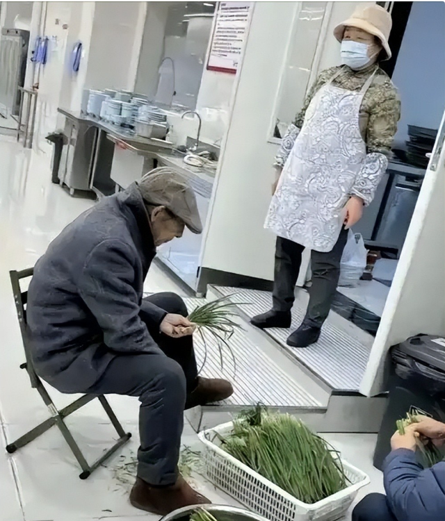 刘强东给老家送年货现场曝光，令人恶心的一幕出现	，当场被人制止