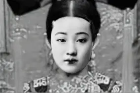 1894年，慈禧命人脱去珍妃裤子，当众杖责40大板。图片