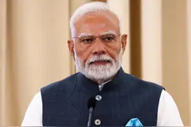 印军航母出动，大批歼10C备战，印巴冲突升级？印度突然点名中方图片