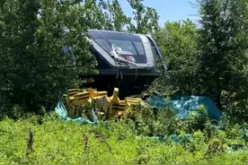 曾经备受瞩目的"巴铁一号", 如今却废弃在荒无人烟的角落, 无人问津图片