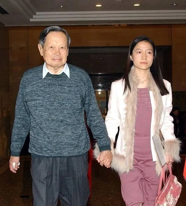 知情人曝杨振宁离世前状况，摔跤或是罪魁祸首，翁帆疑似早有察觉