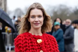 42岁LV太子妃真老了！和男模亲密合影像母子，比47岁舒淇还显老图片