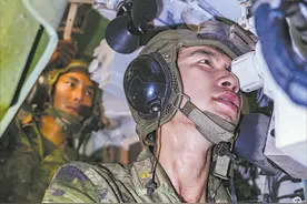 向岸滩发起冲锋——东部战区陆军某旅海上训练掠影图片