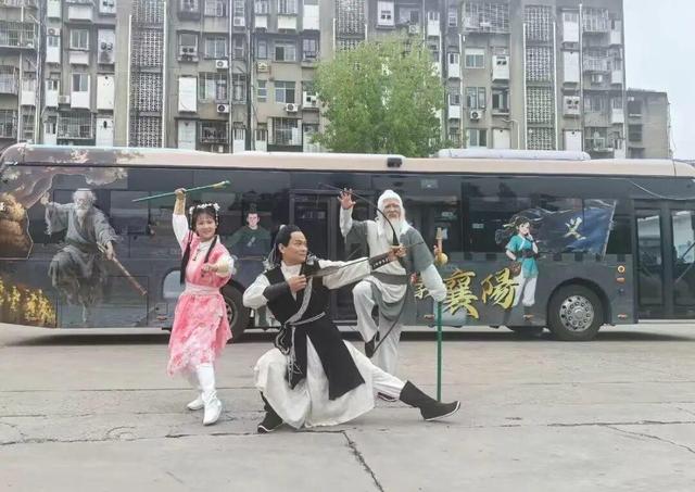 起猛了看见“黄蓉”开公交了